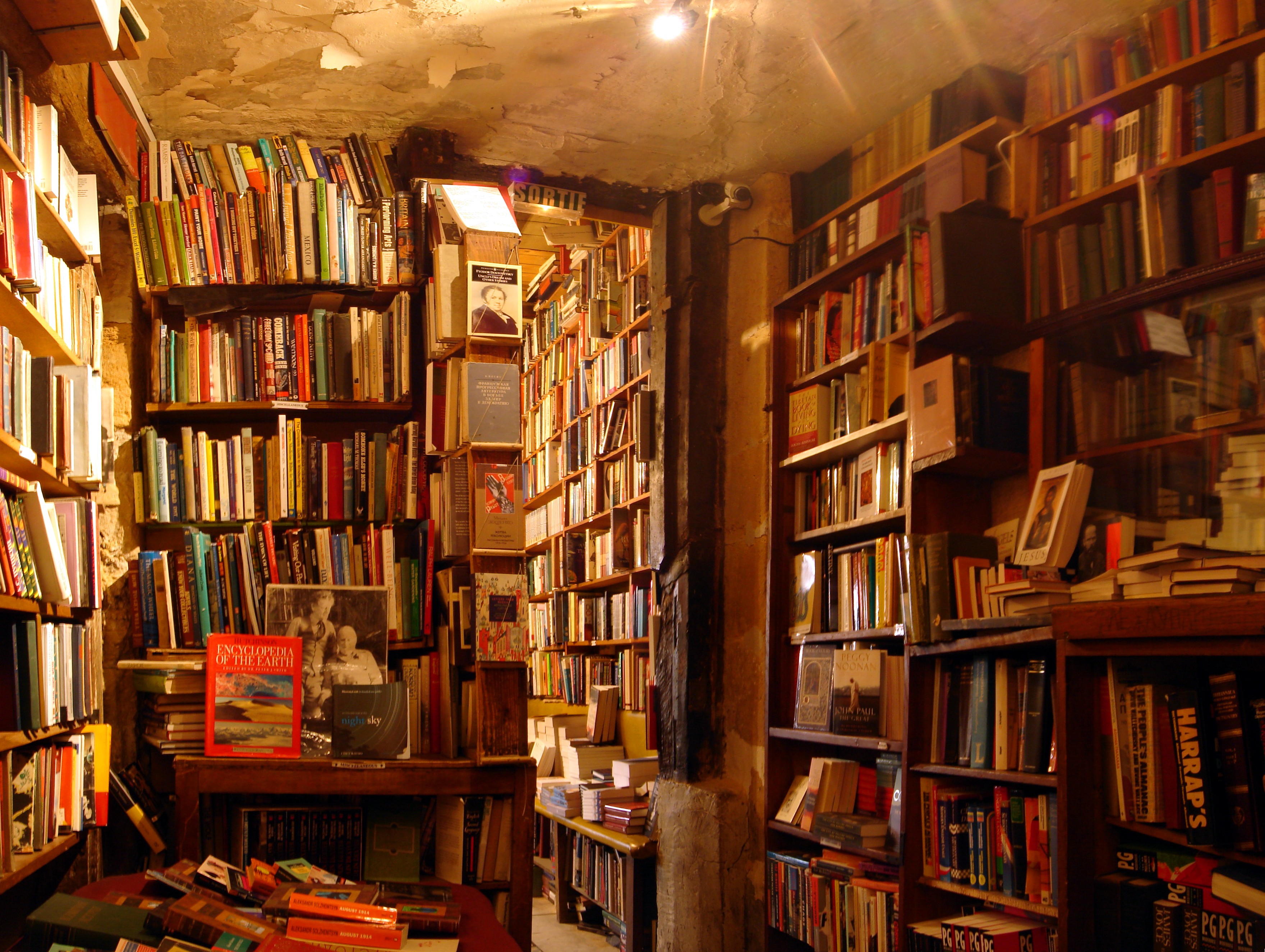 Отыщите место со множеством книг. Книжный магазин Shakespeare and Company в Париже. Старые книжные полки. Комната с книгами. Много книг.