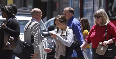 CAMERA cellphone user on busy sidewalk caminar-mirando-el-celular3